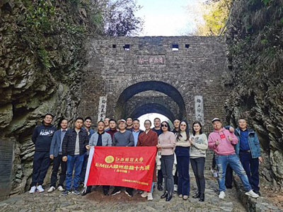 贛州新商界19班師生走進大余開展畢業一周年活動