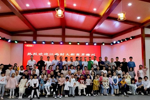 新商界贛州27班師生仙峰谷生態(tài)園桑椹和黃桃親子采摘活動0.jpg