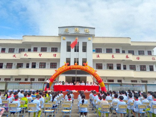 心系鄉村教育 情暖山區學子——贛州財大EMBA同學聯誼會向石溪小學捐贈130套課桌椅0.jpg