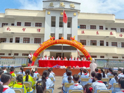 心系鄉村教育 情暖山區學子——贛州財大EMBA同學聯誼會向石溪小學捐贈130套課桌椅701.jpg